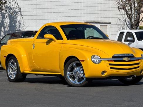 Used 2005 Chevrolet SSR w/ Preferred Equipment Group image 2