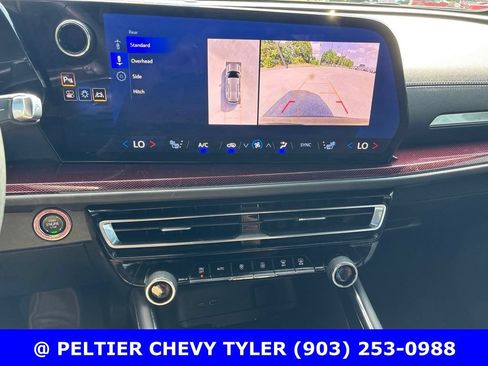 Used 2024 Chevrolet Traverse Z71 AWD/4WD image 16