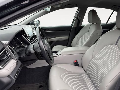 Used 2022 Toyota Camry SE image 11
