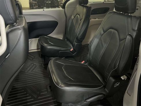 Used 2017 Chrysler Pacifica Limited w/ Advanced Safetytec Group image 11