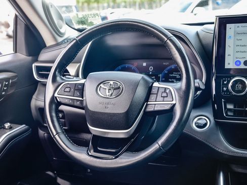 Used 2024 Toyota Highlander Limited image 18