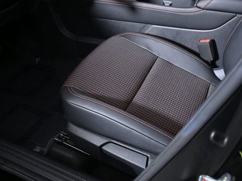 Certified 2025 Nissan Kicks SR image 29