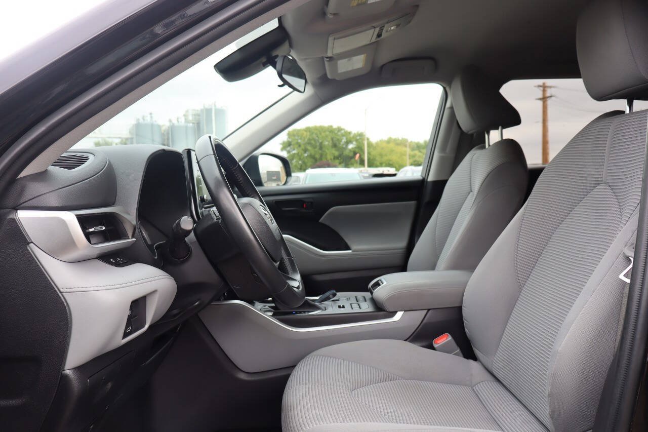 Used 2022 Toyota Highlander LE AWD/4WD image 5