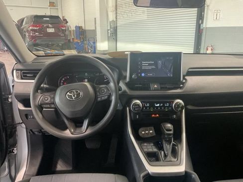 Used 2025 Toyota RAV4 XLE AWD/4WD image 12