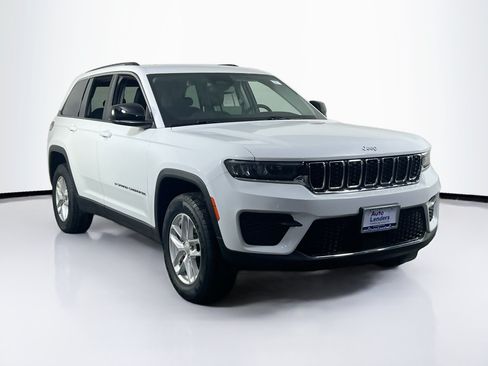Used 2023 Jeep Grand Cherokee Laredo AWD/4WD image 3
