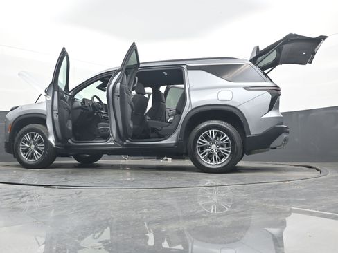 Used 2025 Chevrolet Traverse LT image 40