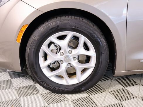 Used 2017 Chrysler Pacifica Touring-L Plus image 20