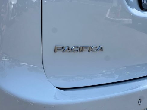 Used 2024 Chrysler Pacifica Touring FWD image 24
