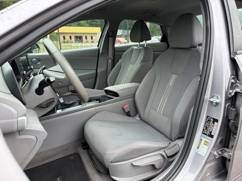 Used 2025 Hyundai Elantra Sport FWD image 17
