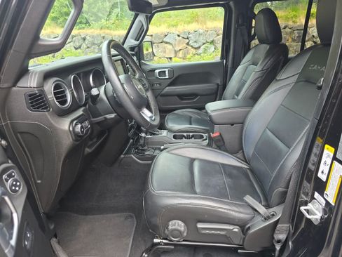 Used 2019 Jeep Wrangler Unlimited Sahara AWD/4WD image 16