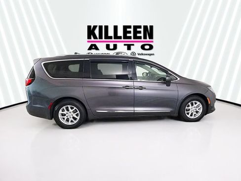 Used 2020 Chrysler Pacifica Touring-L FWD image 8