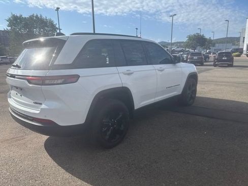 Used 2023 Jeep Grand Cherokee Limited w/ Luxury Tech Group II AWD/4WD image 4