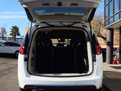 Used 2023 Chrysler Pacifica Touring-L image 22