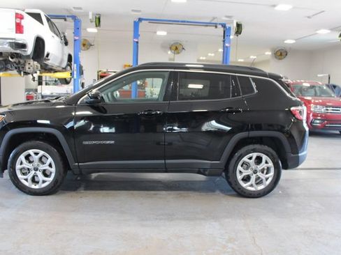 Used 2025 Jeep Compass Latitude AWD/4WD image 6