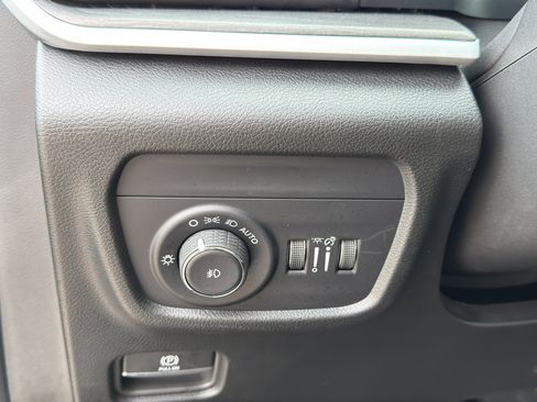 Used 2025 Jeep Grand Cherokee Limited w/ Luxury Tech Group II AWD/4WD image 14