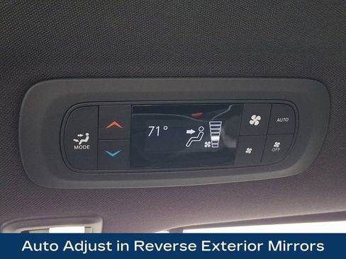 Used 2025 Chrysler Pacifica Premium FWD image 19