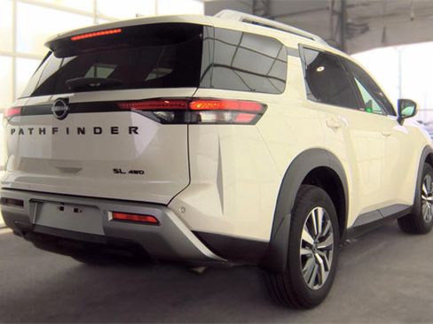 Used 2024 Nissan Pathfinder SL w/ Black Appearance Package AWD/4WD image 5