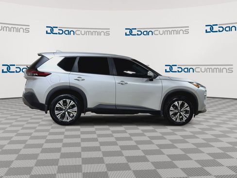 Used 2022 Nissan Rogue SV image 2