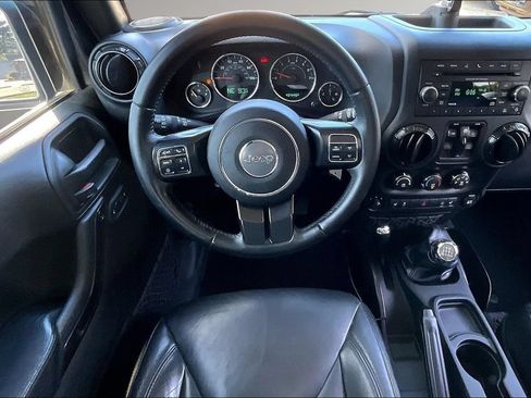 Used 2017 Jeep Wrangler Unlimited Sahara AWD/4WD image 9