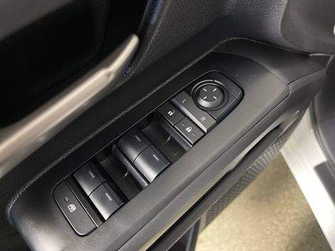 Certified 2025 Toyota Tacoma TRD Off-Road AWD/4WD image 16