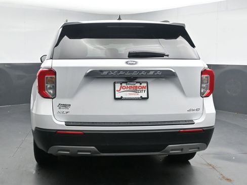 Used 2024 Ford Explorer XLT w/ Equipment Group 202A AWD/4WD image 7