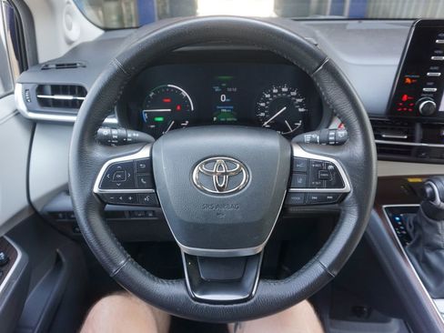Used 2024 Toyota Sienna XLE w/ XLE Plus Package AWD/4WD image 3