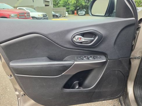Used 2019 Jeep Cherokee Latitude Plus AWD/4WD image 10