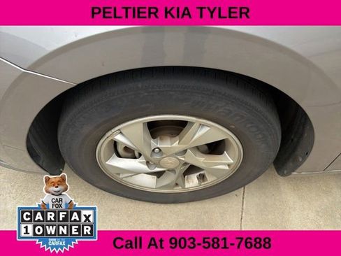 Used 2022 Hyundai Elantra SE FWD image 5