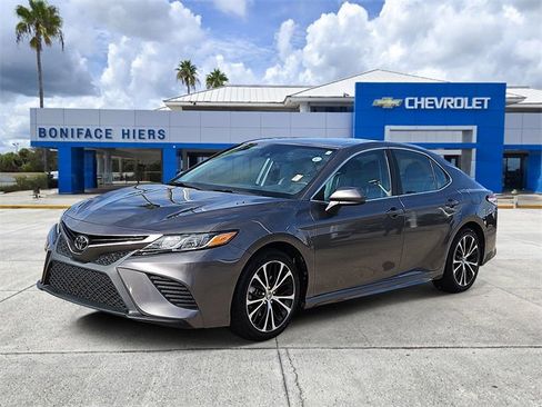 Used 2020 Toyota Camry SE image 2