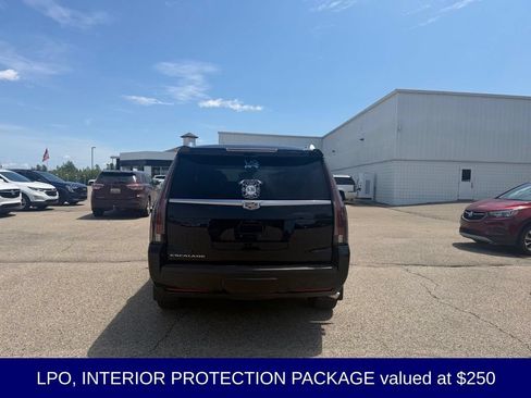 Used 2017 Cadillac Escalade Luxury AWD/4WD image 4