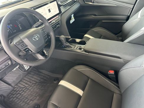 New 2026 Toyota Camry Hybrid FWD image 9