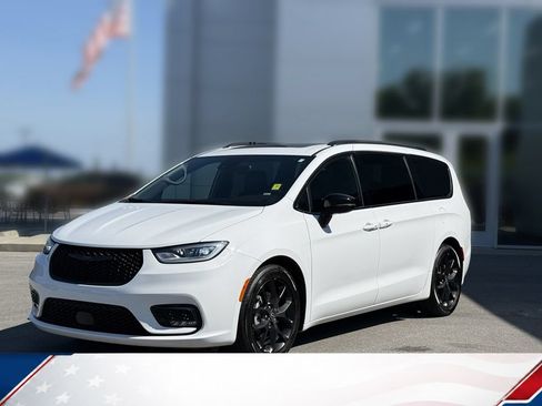 Used 2025 Chrysler Pacifica Limited FWD image 2