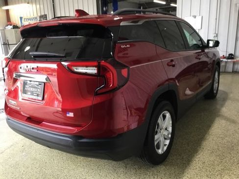 Used 2024 GMC Terrain SLE w/ Driver Convenience Package FWD image 4