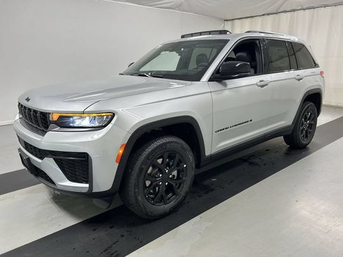 New 2026 Jeep Grand Cherokee Altitude AWD/4WD image 4