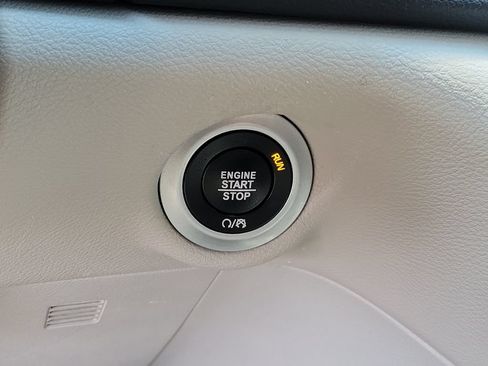Used 2023 Chrysler Pacifica Touring-L FWD image 33