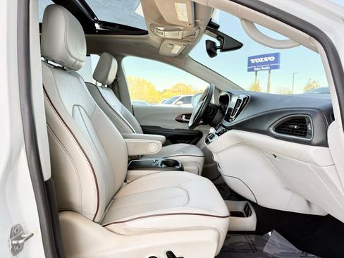 Used 2020 Chrysler Pacifica Limited image 30