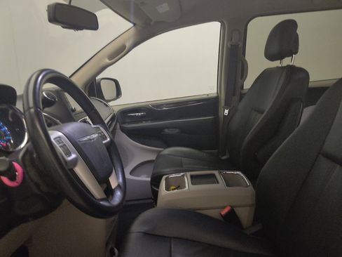 Used 2016 Chrysler Town & Country Touring FWD image 17
