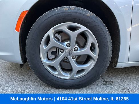 Used 2023 Chrysler Pacifica Limited AWD/4WD image 16