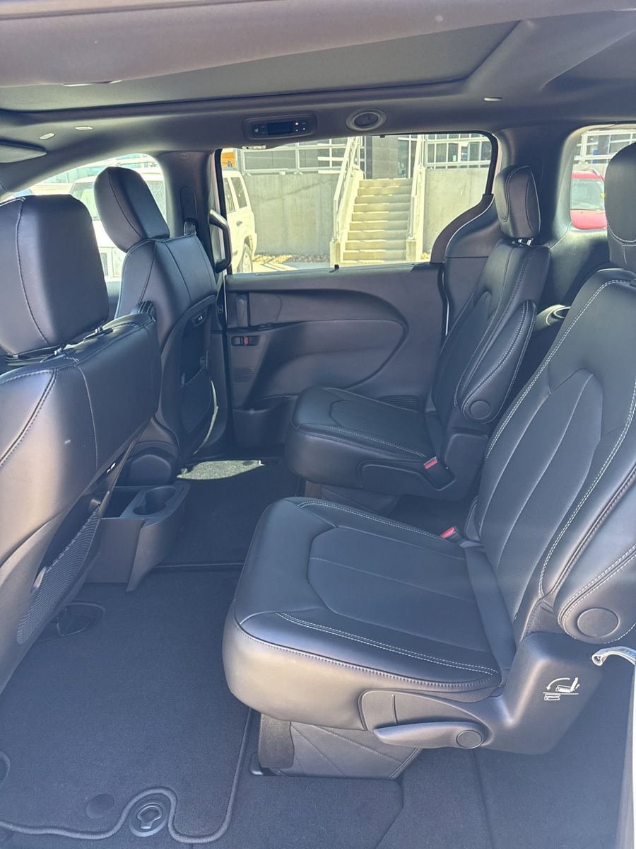 New 2026 Chrysler Pacifica Select AWD/4WD image 27