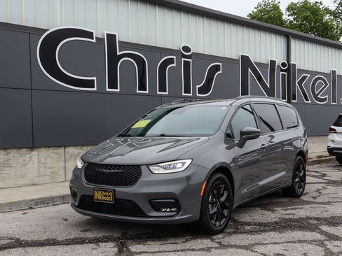 Used 2022 Chrysler Pacifica Limited w/ S Appearance Package AWD/4WD image 1