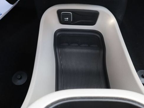 Used 2023 Chrysler Pacifica Touring-L FWD image 19