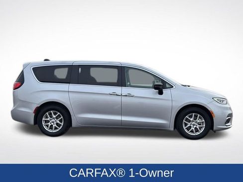 Used 2024 Chrysler Pacifica Touring-L FWD image 2