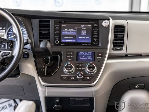 Used 2020 Toyota Sienna LE w/ LE Preferred Package FWD image 34
