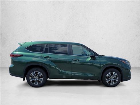 Used 2025 Toyota Highlander XLE AWD/4WD image 4