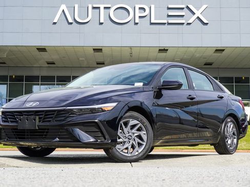 Used 2024 Hyundai Elantra SEL image 1