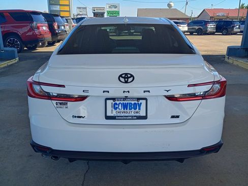Used 2025 Toyota Camry SE w/ Convenience Package FWD image 4
