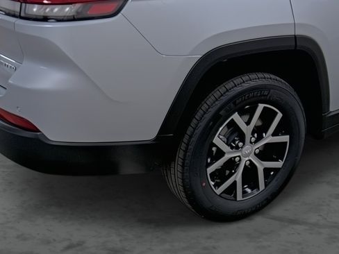 New 2025 Jeep Grand Cherokee L Limited image 12