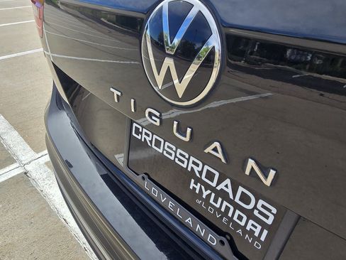 Used 2023 Volkswagen Tiguan SE w/ Panoramic Sunroof Package FWD image 12