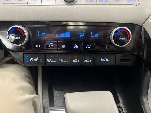 Used 2025 Hyundai Elantra Limited FWD image 30