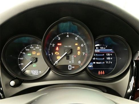 Certified 2025 Porsche Macan image 9